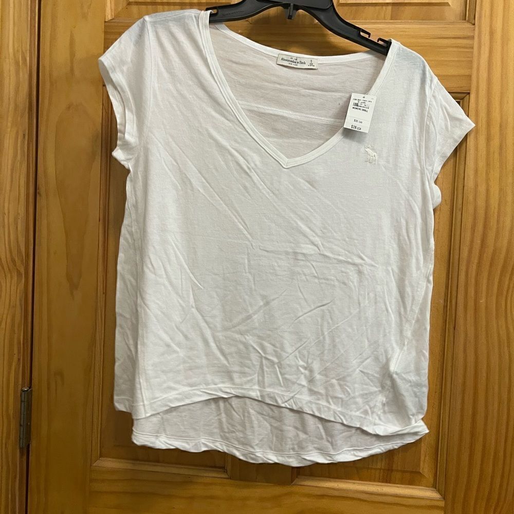 (NWT) Abercrombie & Fitch white v neck tee size small